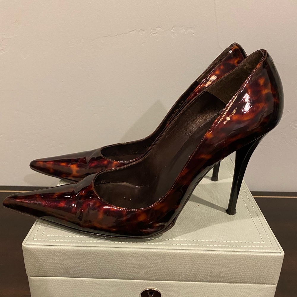 Beautiful Stewart Weitzman leopard print patent leather heels. Size 10